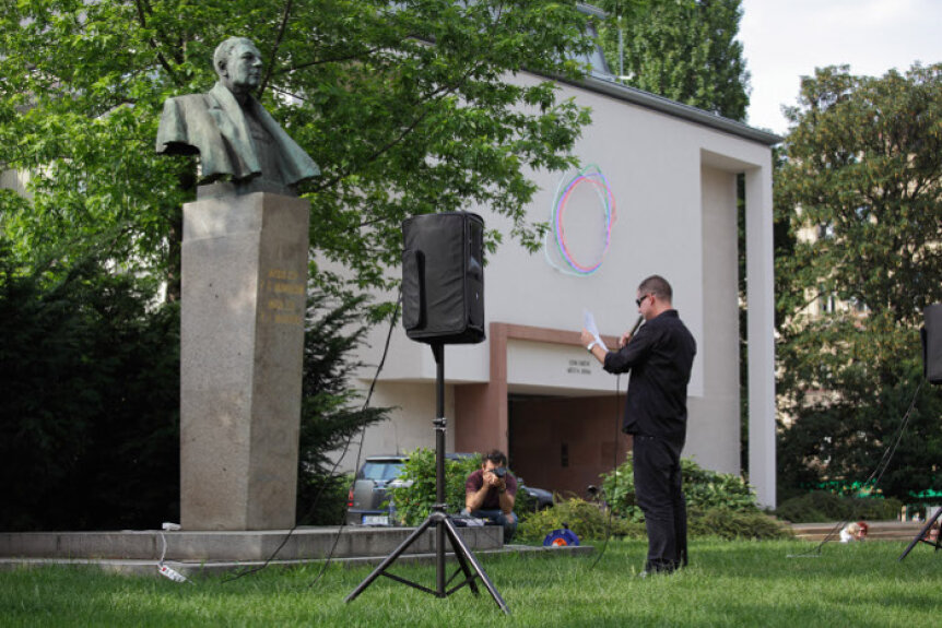 Jiří Skála, Cizorodá tělesa, 2011, Konfrontační čtení ve veřejném prostoru, čte Vladimír 518, Socha maršála Malinovského 